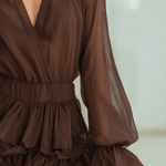 VESTIDO CORTO DE GASA MARRÓN CHOCOLATE CON VOLANTES - VALERINA MARBELLA
