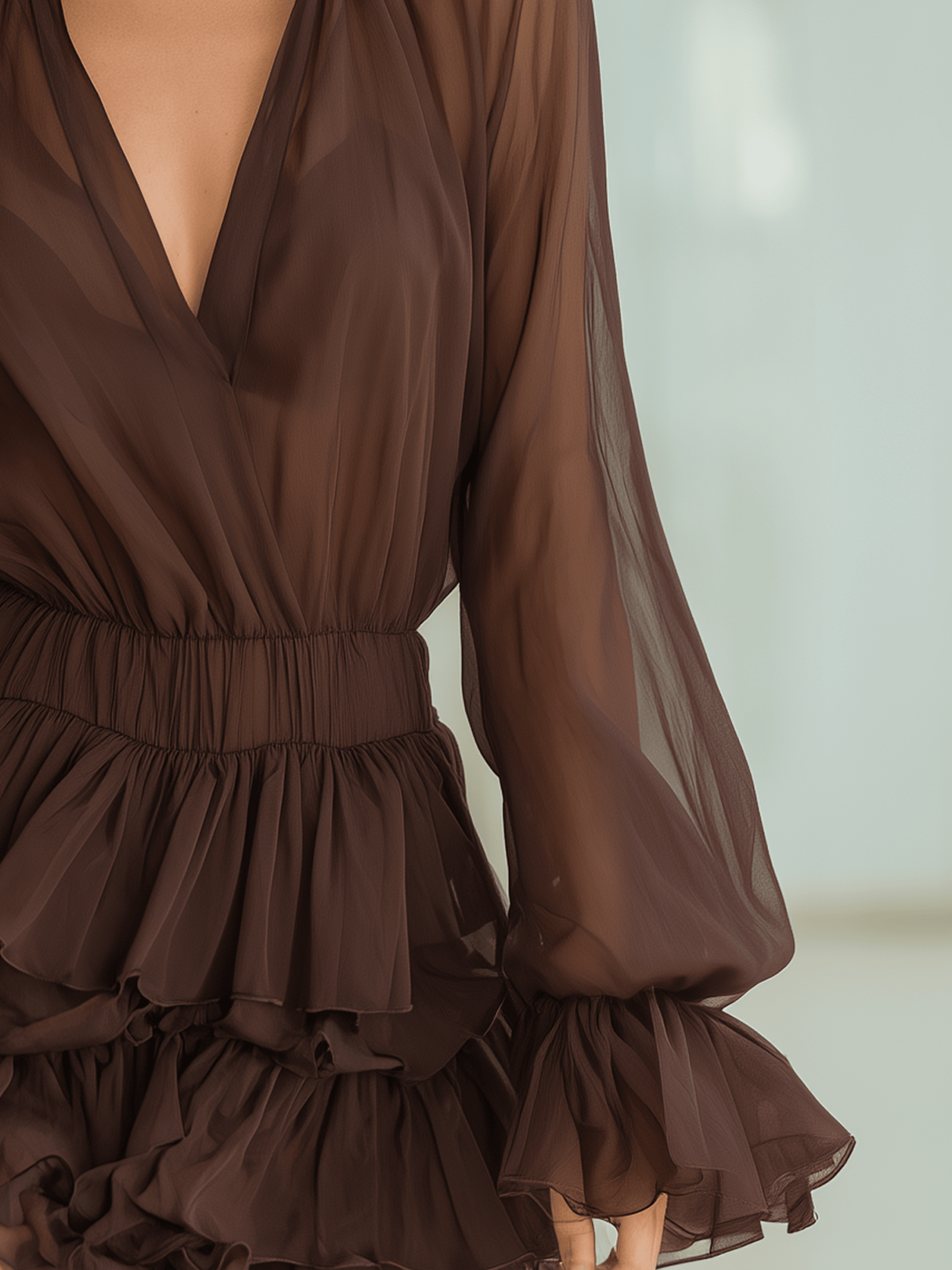 VESTIDO CORTO DE GASA MARRÓN CHOCOLATE CON VOLANTES - VALERINA MARBELLA