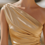 VESTIDO MAXI DE SATÉN ORO LÍQUIDO DE UN SOLO HOMBRO - VALERINA MARBELLA
