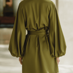 VESTIDO MINI DE SATÉN VERDE OLIVA CON ESCOTE EN V - VALERINA MARBELLA