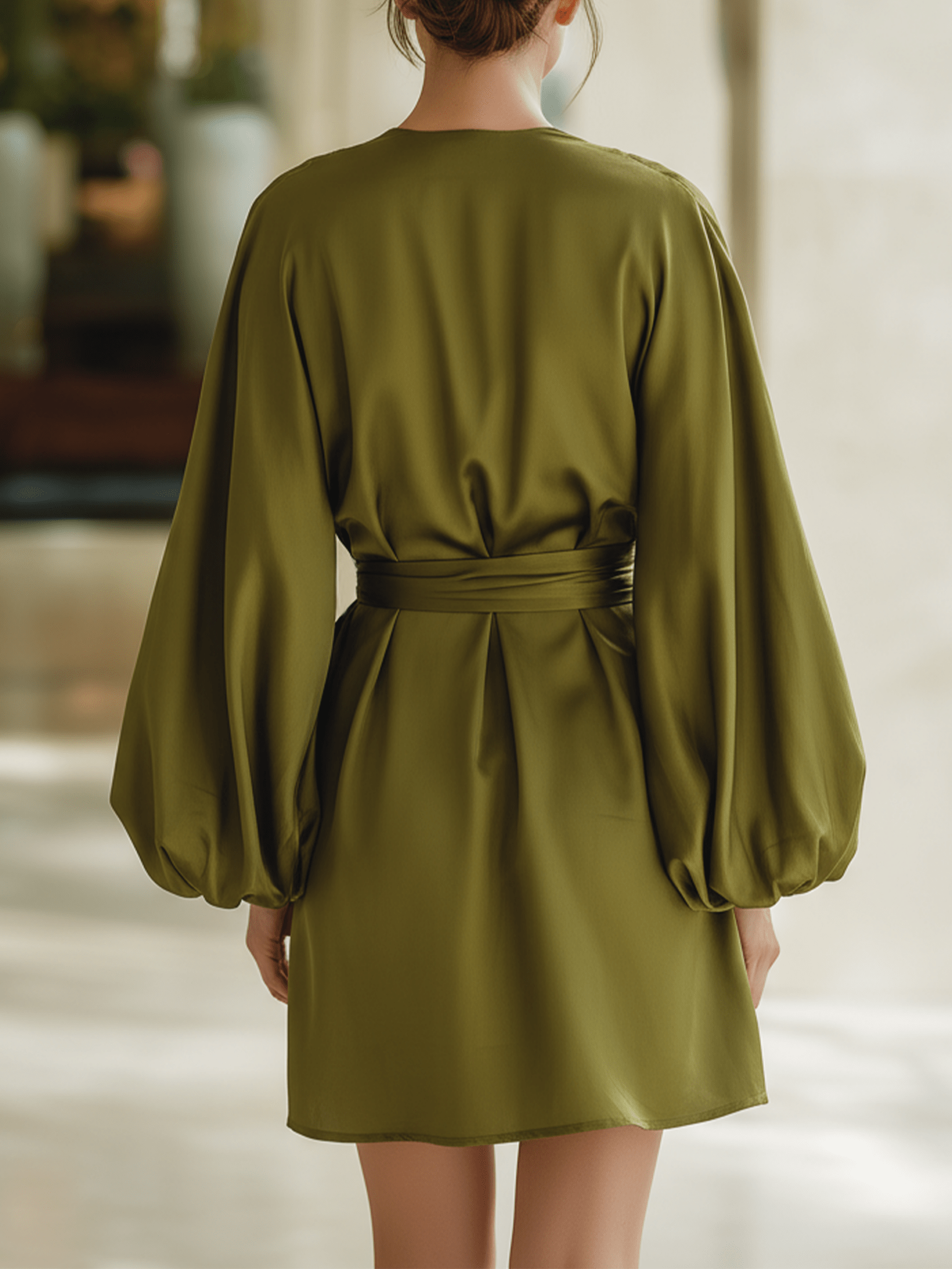 VESTIDO MINI DE SATÉN VERDE OLIVA CON ESCOTE EN V - VALERINA MARBELLA