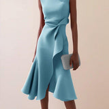 Vestido midi vermelho sem mangas, elegante, em corte A, com detalhe torcido na cintura, perfeito para usar do dia à noite.