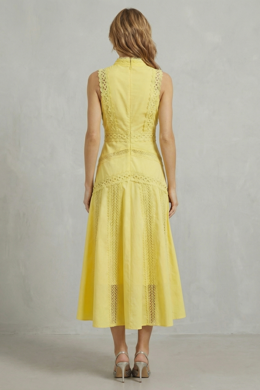 Gracia – Intricate lace panels – Elegant midi dress