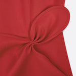 Vestido midi vermelho sem mangas, elegante, em corte A, com detalhe torcido na cintura, perfeito para usar do dia à noite.