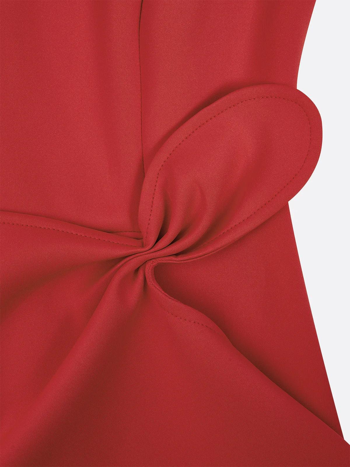 Vestido midi vermelho sem mangas, elegante, em corte A, com detalhe torcido na cintura, perfeito para usar do dia à noite.