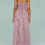 Vestido longo plissado com alças e fendas.