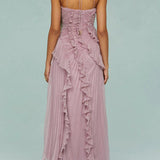 Vestido longo plissado com alças e fendas.