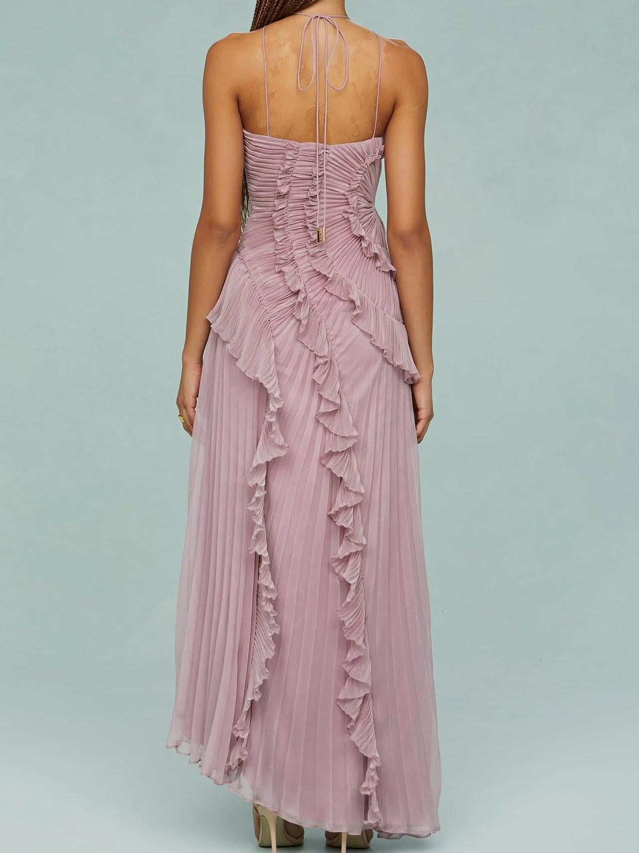 Vestido longo plissado com alças e fendas.