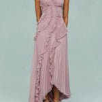 Vestido longo plissado com alças e fendas.