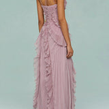 Vestido longo plissado com alças e fendas.