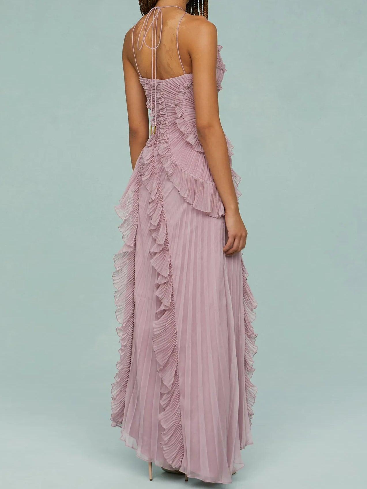 Vestido longo plissado com alças e fendas.