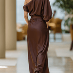 VESTIDO LARGO DE SATÉN MARRÓN CHOCOLATE CON DISEÑO DE UN HOMBRO - VALERINA MARBELLA