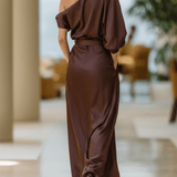 VESTIDO LARGO DE SATÉN MARRÓN CHOCOLATE CON DISEÑO DE UN HOMBRO - VALERINA MARBELLA