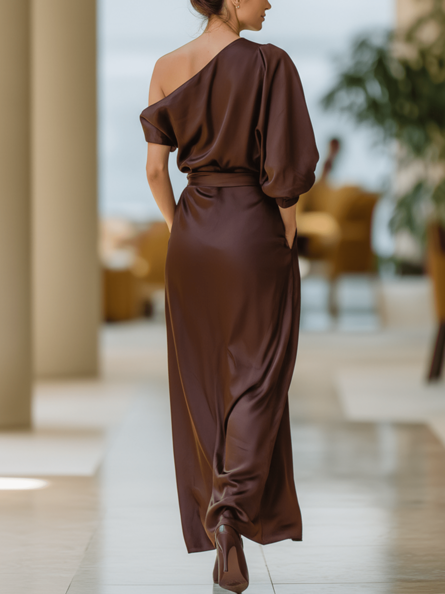 VESTIDO LARGO DE SATÉN MARRÓN CHOCOLATE CON DISEÑO DE UN HOMBRO - VALERINA MARBELLA