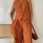 Conjunto clássico de calça pantalona com decote em V e pregas em algodão e linho.