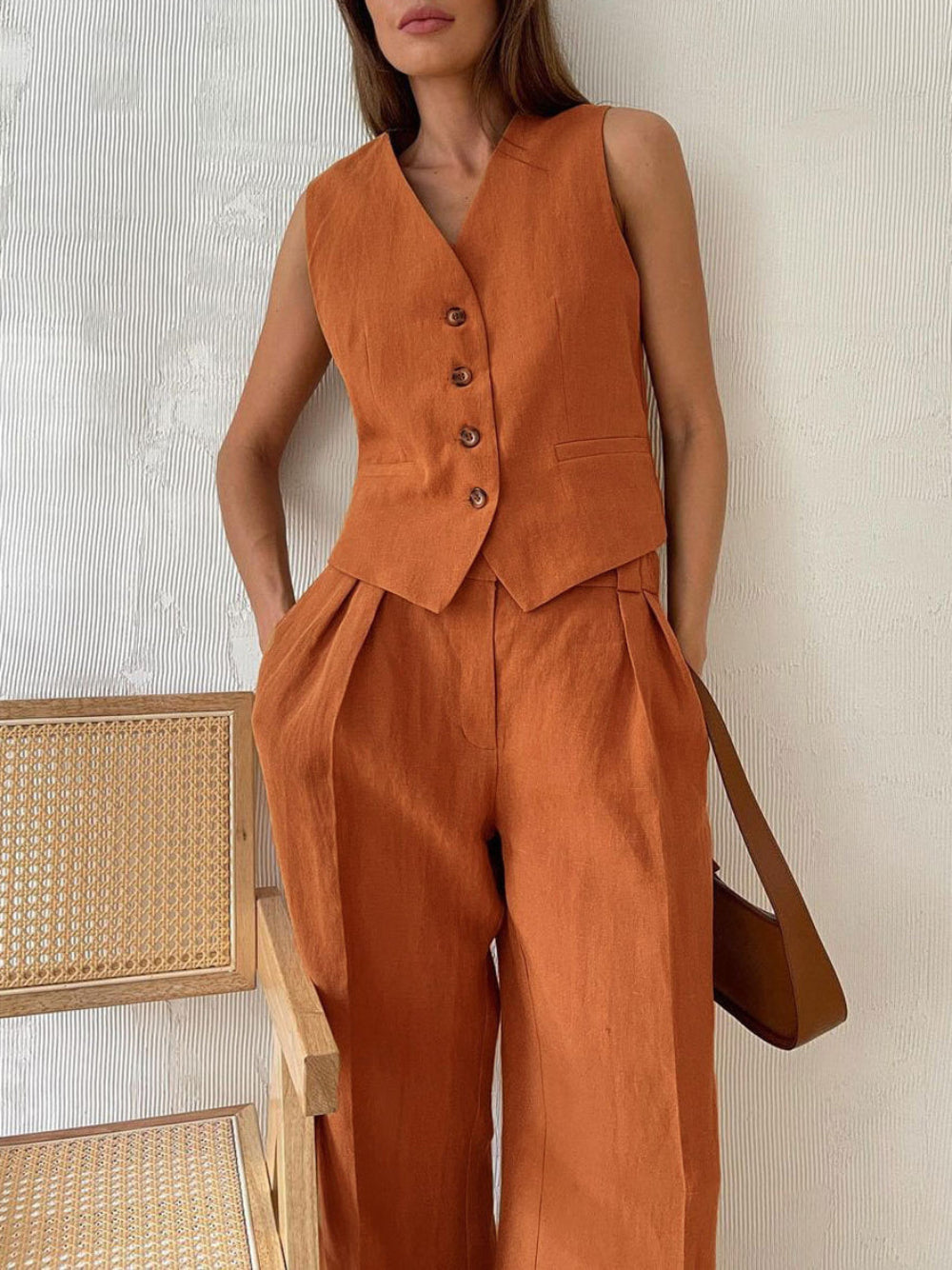 Conjunto clássico de calça pantalona com decote em V e pregas em algodão e linho.
