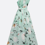 Vestido longo de chiffon verde claro com estampa floral, drapeado e um ombro só.