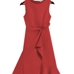 Vestido midi vermelho sem mangas, elegante, em corte A, com detalhe torcido na cintura, perfeito para usar do dia à noite.