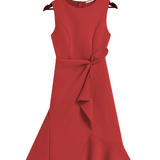 Vestido midi vermelho sem mangas, elegante, em corte A, com detalhe torcido na cintura, perfeito para usar do dia à noite.