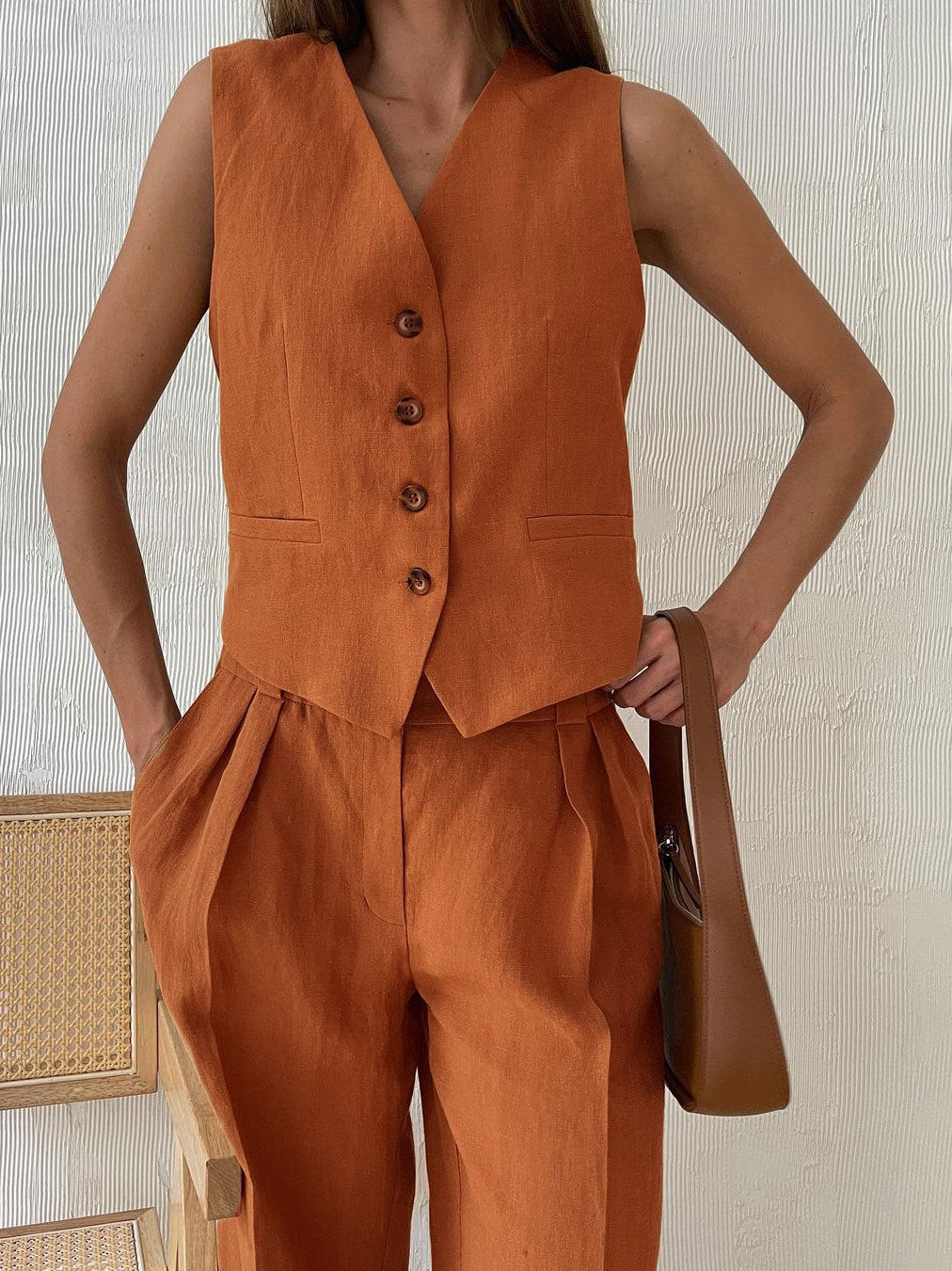 Conjunto clássico de calça pantalona com decote em V e pregas em algodão e linho.