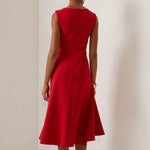 Vestido midi vermelho sem mangas, elegante, em corte A, com detalhe torcido na cintura, perfeito para usar do dia à noite.