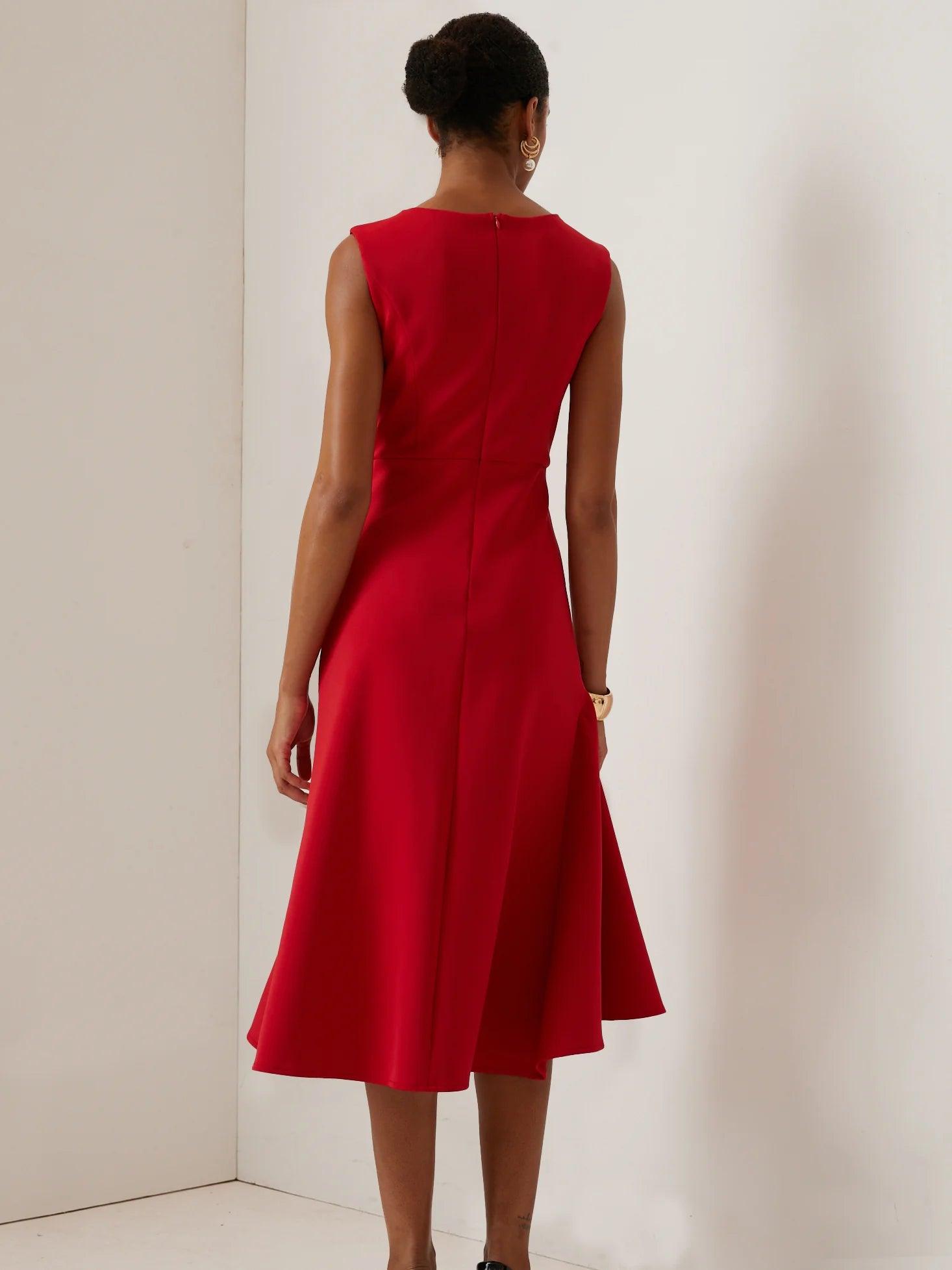 Vestido midi vermelho sem mangas, elegante, em corte A, com detalhe torcido na cintura, perfeito para usar do dia à noite.