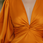 VESTIDO MIDI DE SATÉN NARANJA CON MANGAS ABULLONADAS - VALERINA MARBELLA