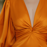VESTIDO MIDI DE SATÉN NARANJA CON MANGAS ABULLONADAS - VALERINA MARBELLA