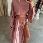 Conjunto casual de duas peças em algodão e linho com fenda elegante.