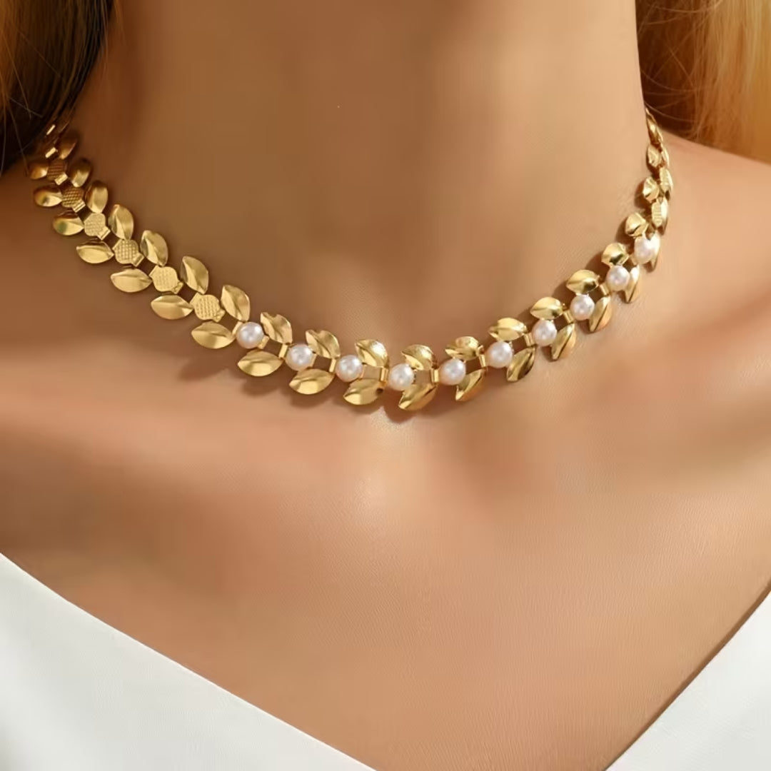 COLLAR DORADO FEUILLE PERLA