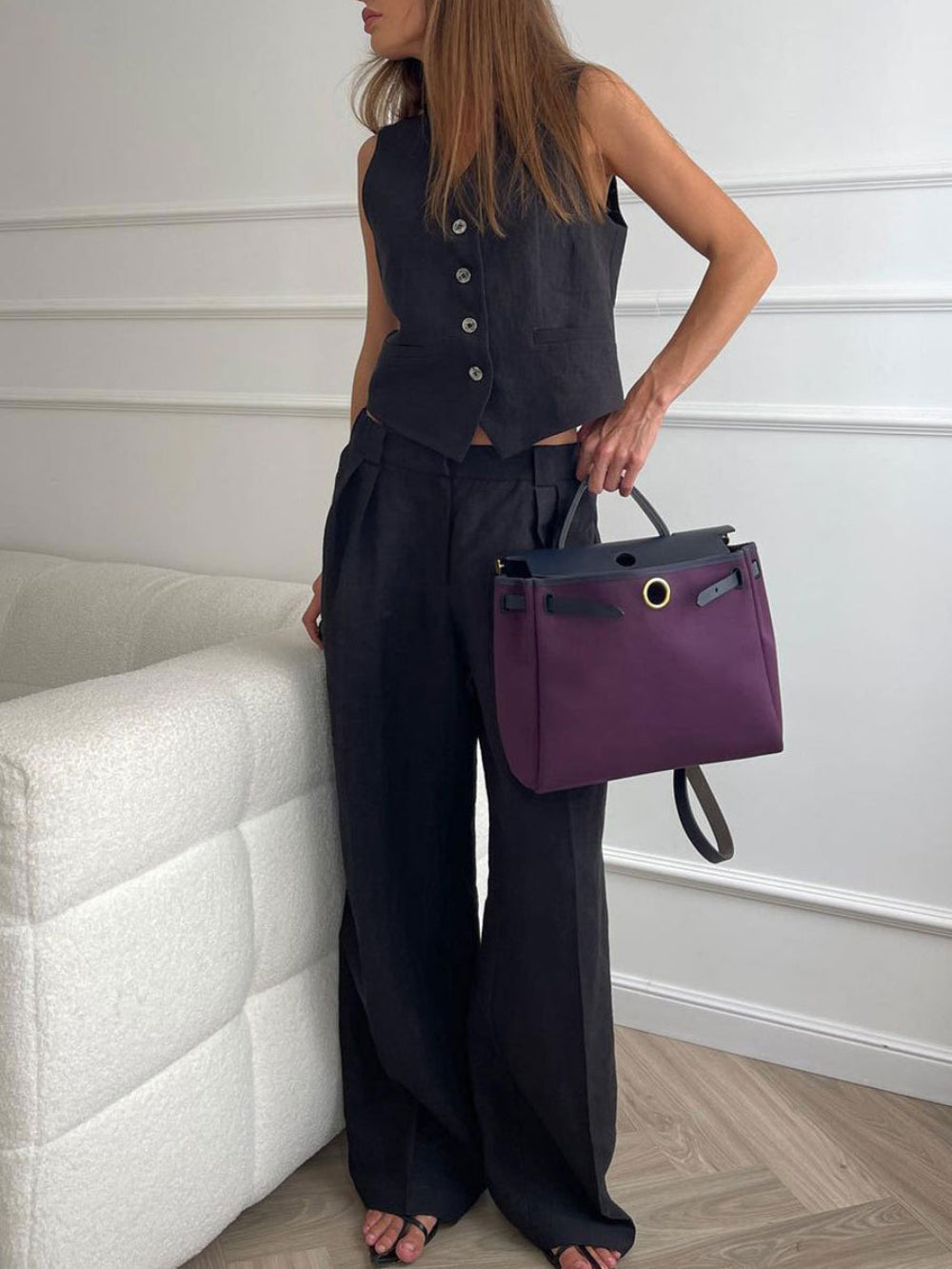 Conjunto clássico de calça pantalona com decote em V e pregas em algodão e linho.