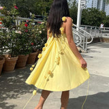 Vestido curto solto com alças e estampa floral chique