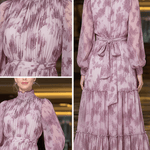 VESTIDO LARGO ROSA EMPOLVADO CON VOLANTES Y CINTURÓN A JUEGO - VALERINA MARBELLA