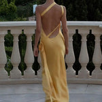 Vestido de festa elegante com ombros inclinados e cor sólida