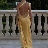 Vestido de festa elegante com ombros inclinados e cor sólida