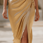 VESTIDO MAXI DE SATÉN ORO LÍQUIDO DE UN SOLO HOMBRO - VALERINA MARBELLA