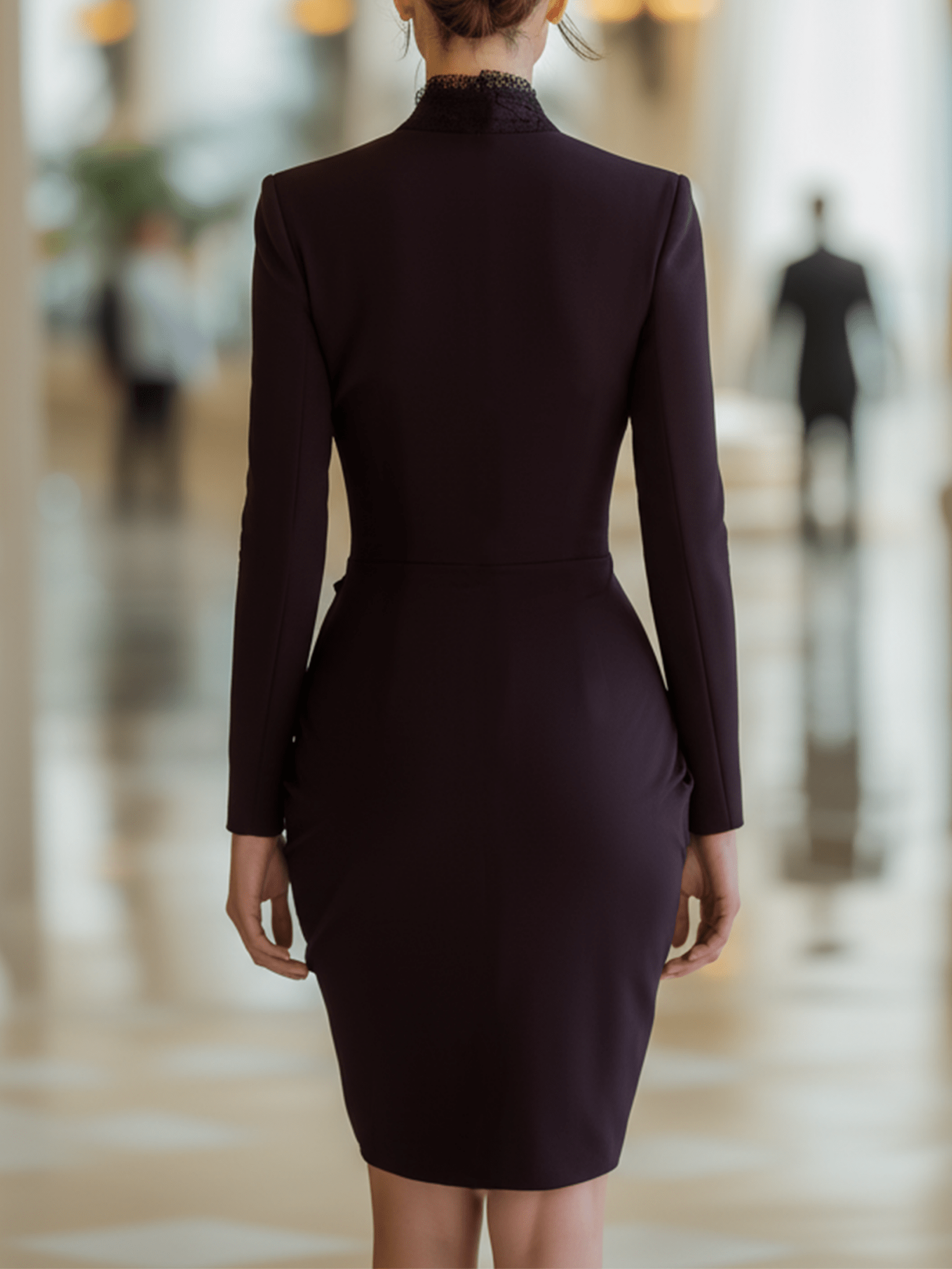 VESTIDO CORTO COLOR CIRUELA DE ENCAJE PLISADO CON ESCOTE EN PICO - VALERINA MARBELLA