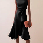 Vestido midi vermelho sem mangas, elegante, em corte A, com detalhe torcido na cintura, perfeito para usar do dia à noite.