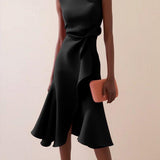 Vestido midi vermelho sem mangas, elegante, em corte A, com detalhe torcido na cintura, perfeito para usar do dia à noite.