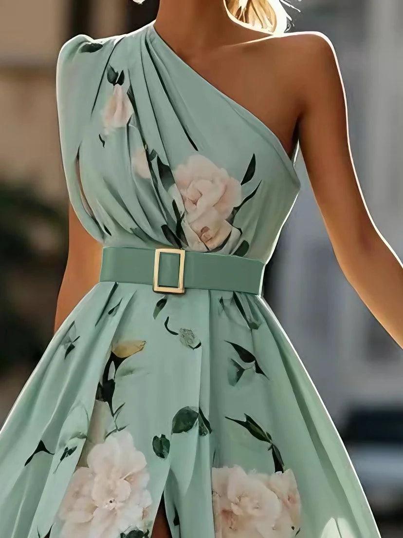 Vestido longo de chiffon verde claro com estampa floral, drapeado e um ombro só.