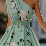 Vestido longo de chiffon verde claro com estampa floral, drapeado e um ombro só.