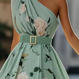 Vestido longo de chiffon verde claro com estampa floral, drapeado e um ombro só.