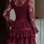 VESTIDO CORTO BURDEOS DE ENCAJE FLORAL CON VOLANTES EN CAPAS - VALERINA MARBELLA