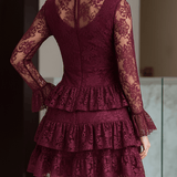 VESTIDO CORTO BURDEOS DE ENCAJE FLORAL CON VOLANTES EN CAPAS - VALERINA MARBELLA