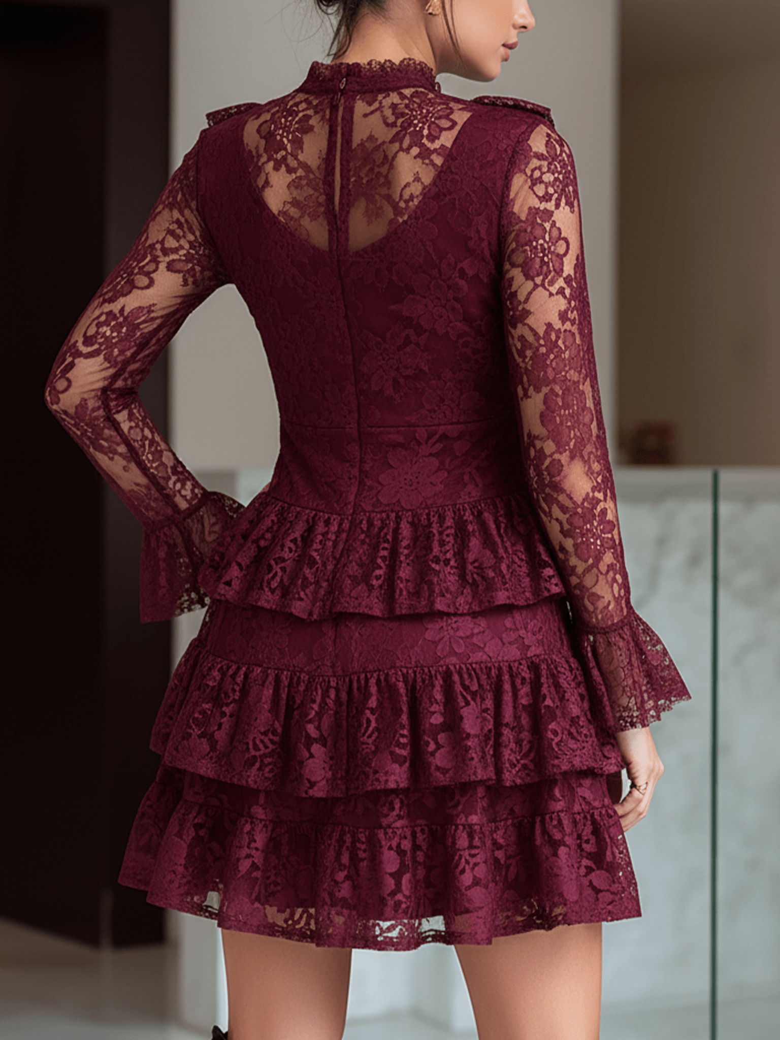 VESTIDO CORTO BURDEOS DE ENCAJE FLORAL CON VOLANTES EN CAPAS - VALERINA MARBELLA