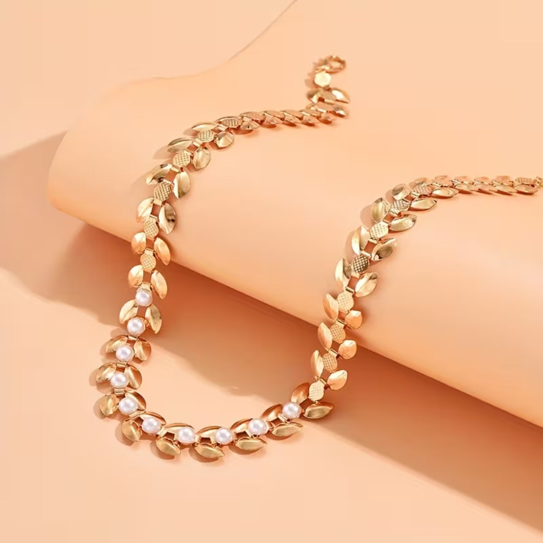 COLLAR DORADO FEUILLE PERLA