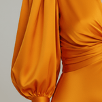 VESTIDO MIDI DE SATÉN NARANJA CON MANGAS ABULLONADAS - VALERINA MARBELLA