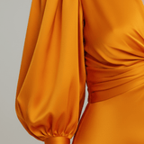 VESTIDO MIDI DE SATÉN NARANJA CON MANGAS ABULLONADAS - VALERINA MARBELLA