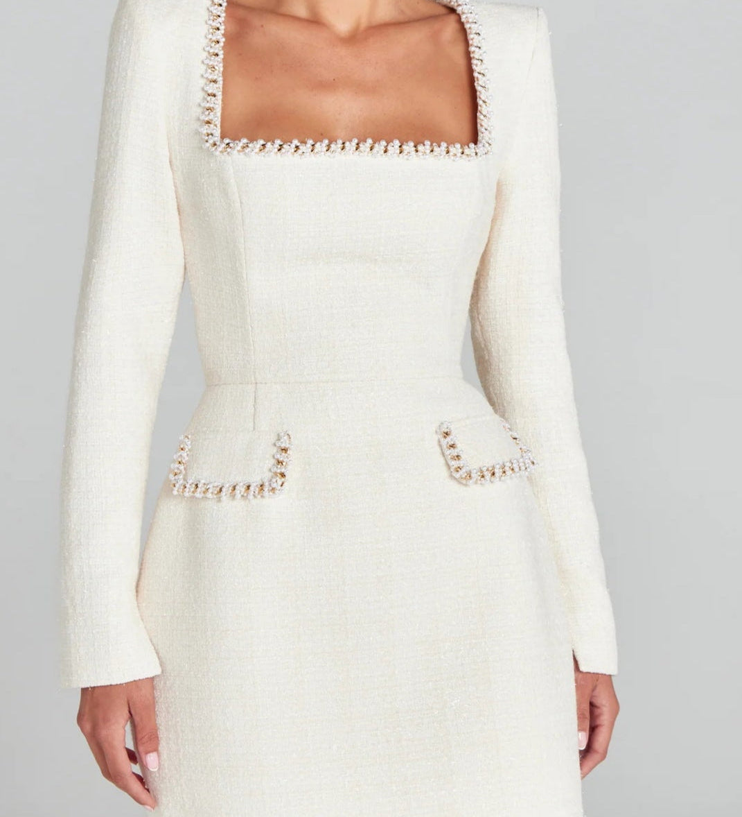 Vestido curto com bolsos e detalhes em pérolas, requintado e divertido