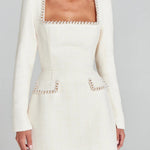 Vestido curto com bolsos e detalhes em pérolas, requintado e divertido